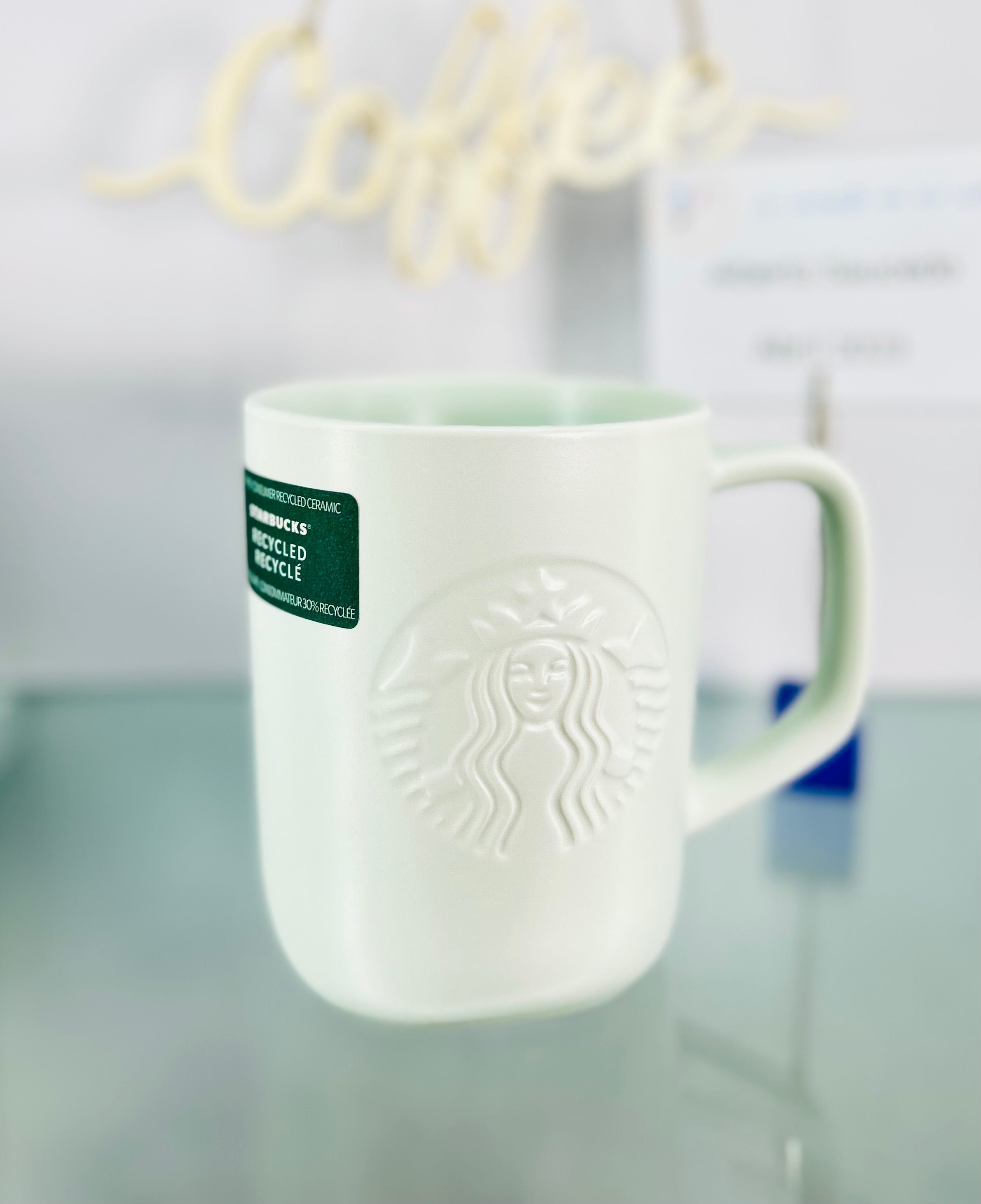 Starbucks quiere renovar su taza icónica - La Tercera